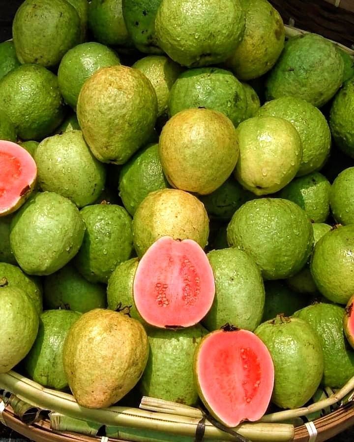 Organic Valley Grade A Premium Fresh Fresh Guava - Large (1kg)