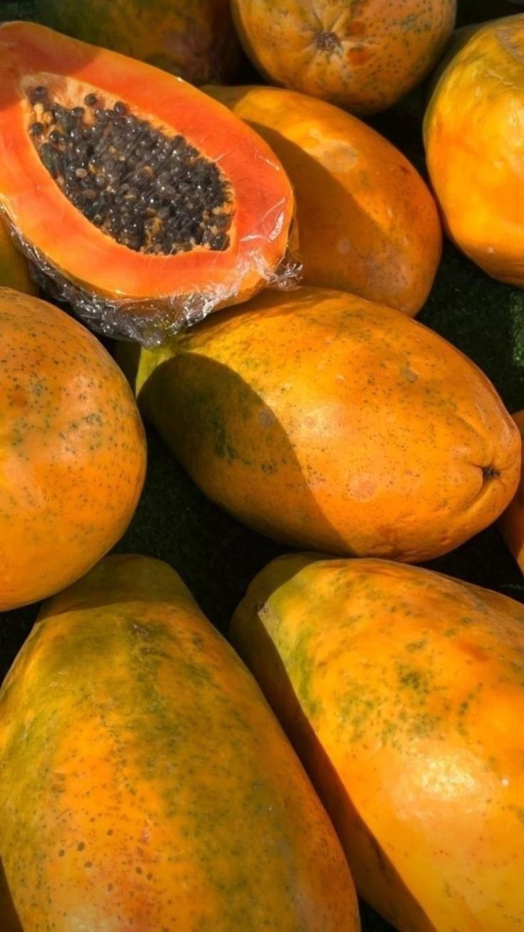 Green Fields Grade A Farm Fresh Red Pawpaw - Medium (1kg) - Crate